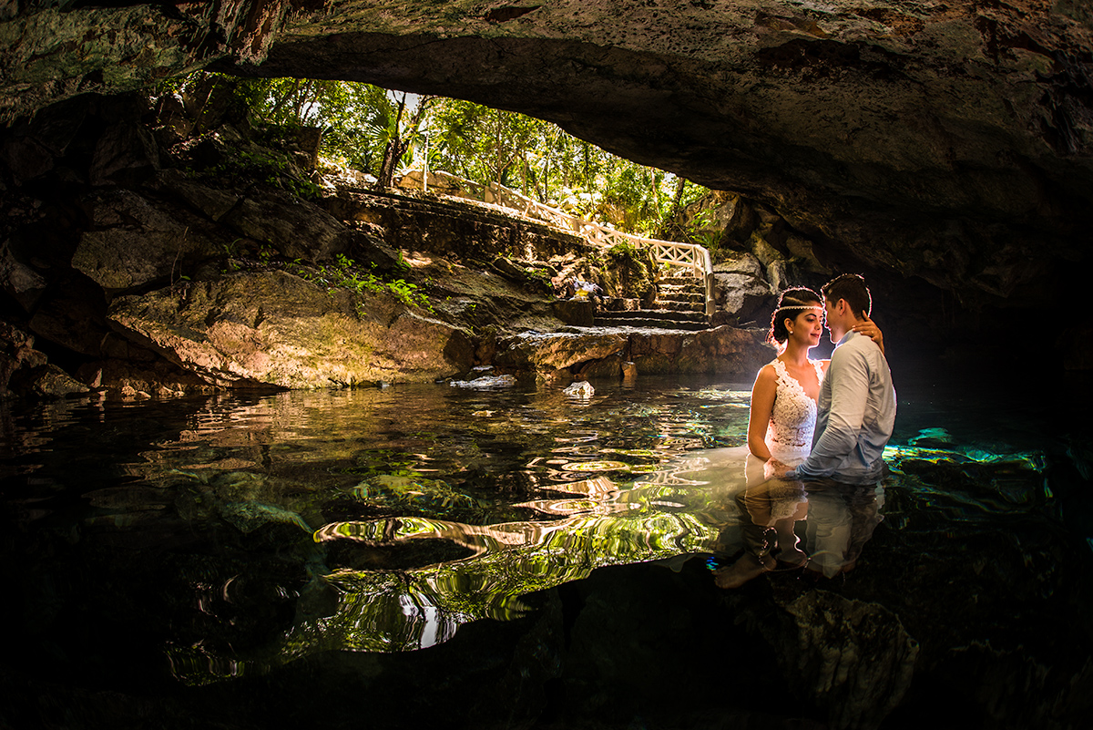 noivos dentro de um lindo cenote em Cancún