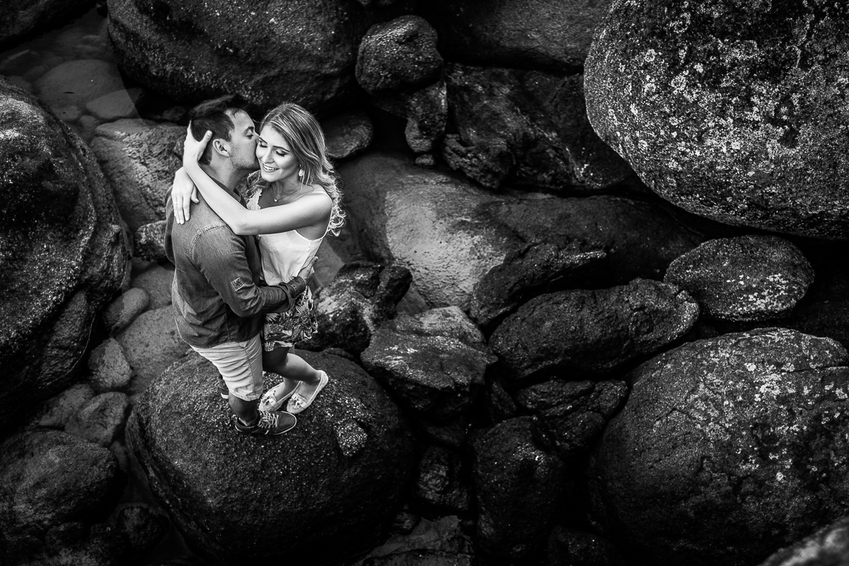 fotografia em preto e branco de casal de abraçando em praia de santa catarina