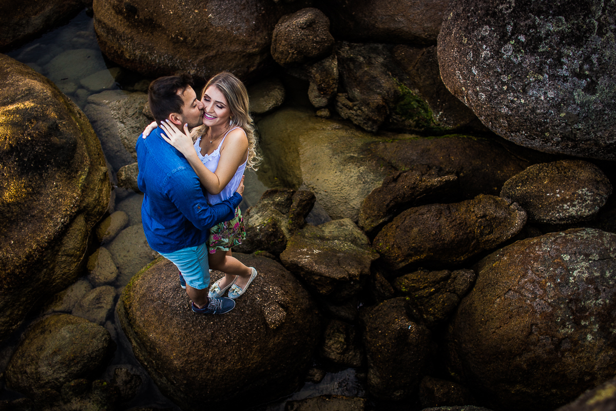 fotografia de casal se abraçando na praia