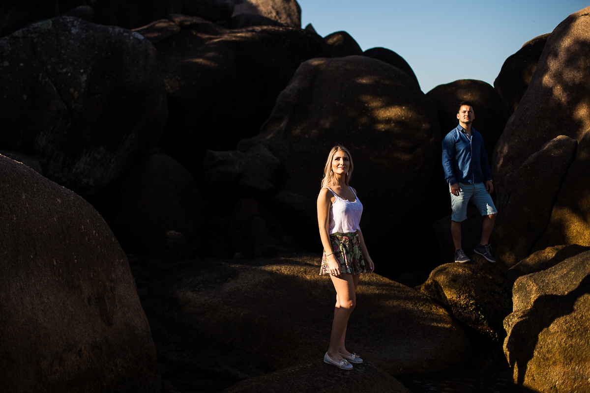 casal posando apra fotografia em pedras