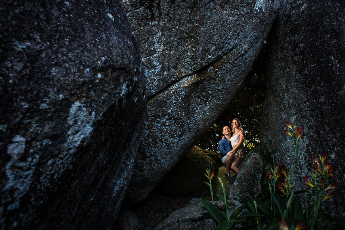 casal juntinho no meio de pedras
