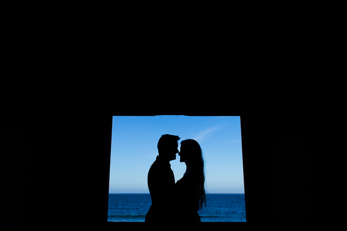 silhueta de casal com praia de fundo