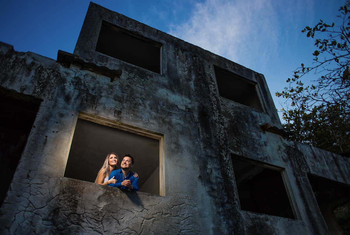 casal em casa abandonada