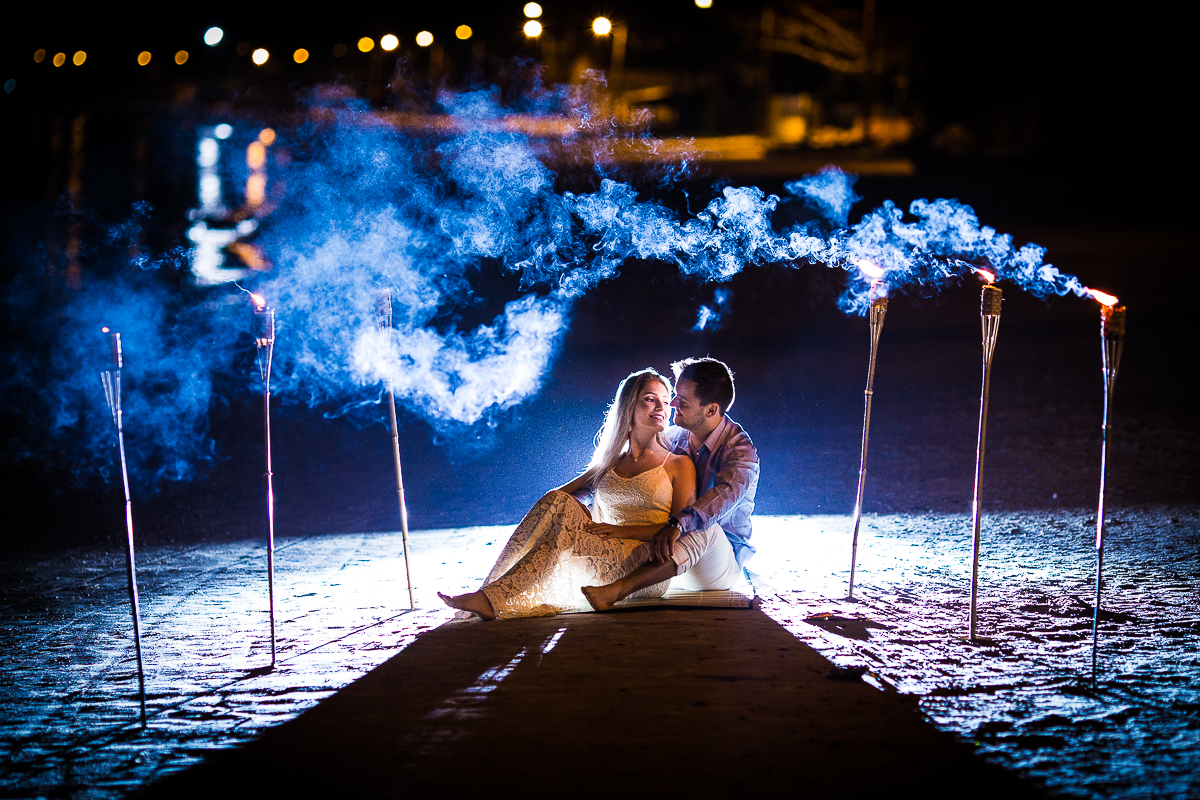 casal sentado com tochas de fogo