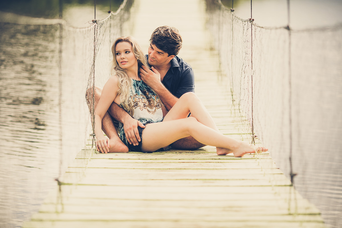 casal em ponte de madeira