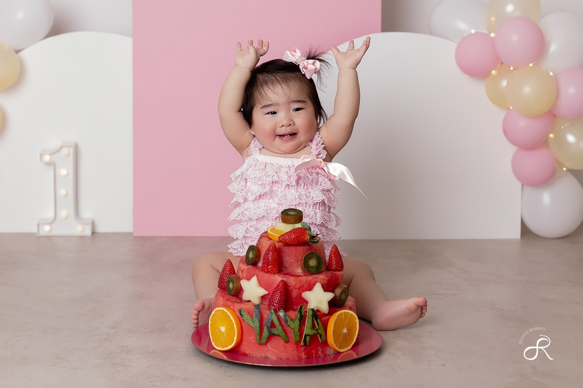 Juliana Rossato Fotografia, são paulo, interlagos, zona sul, jardim consórcio, estúdio fotográfico, ensaio infantil, SP, acompanhamento infantil, fruit, smash the fruit, ensaio de aniversário, frutas, 1 ano, um ano, smash biombo, rosa, pastel, amarelo