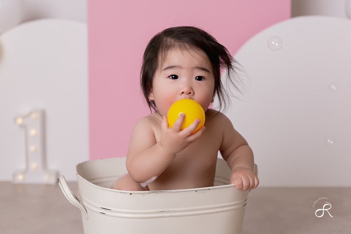 Juliana Rossato Fotografia, são paulo, interlagos, zona sul, jardim consórcio, estúdio fotográfico, ensaio infantil, SP, acompanhamento infantil, fruit, smash the fruit, ensaio de aniversário, frutas, 1 ano, um ano, smash biombo, rosa, pastel, amarelo