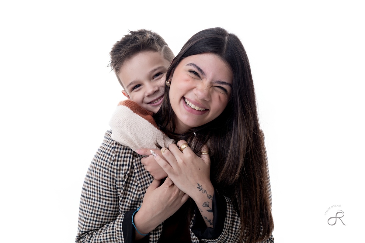 Juliana Rossato Fotografia, São Paulo, Mini ensaio de Dia das mãe, mães 2024, dia das mães, Ensaio filho filhos, estúdio fotográfico, interlagos, vila mascote, santo amaro, fotógrafa sp, fotógrafo sp, zona sul, pascoa, mini ensaio, jardim umuarama, mamães
