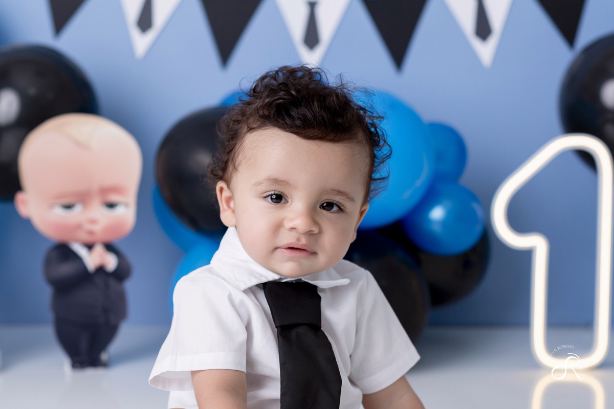 Ensaio smash de 1 ano com bexigas coloridas azul e preto, tema poderoso chefinho para comemorar seu primeiro aniversário, zona sul, interlagos, santo amaro, vila mascote, ensaio com bolo, ensaio com frutas