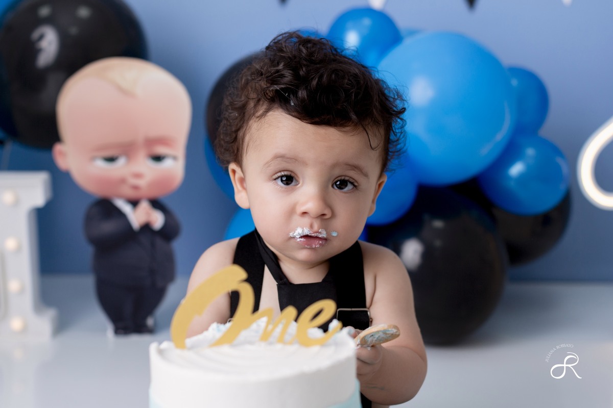 Ensaio smash de 1 ano com bexigas coloridas azul e preto, tema poderoso chefinho para comemorar seu primeiro aniversário, zona sul, interlagos, santo amaro, vila mascote, ensaio com bolo, ensaio com frutas