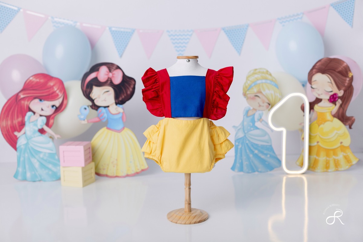 Ensaio smash de 1 ano com bexigas coloridas rosa, amarelo e azul, tema princesas para comemorar seu primeiro aniversário, ariel, branca de neve, cinderela, bela, pequena sereia, ensaio com bolo, ensaio com fruta