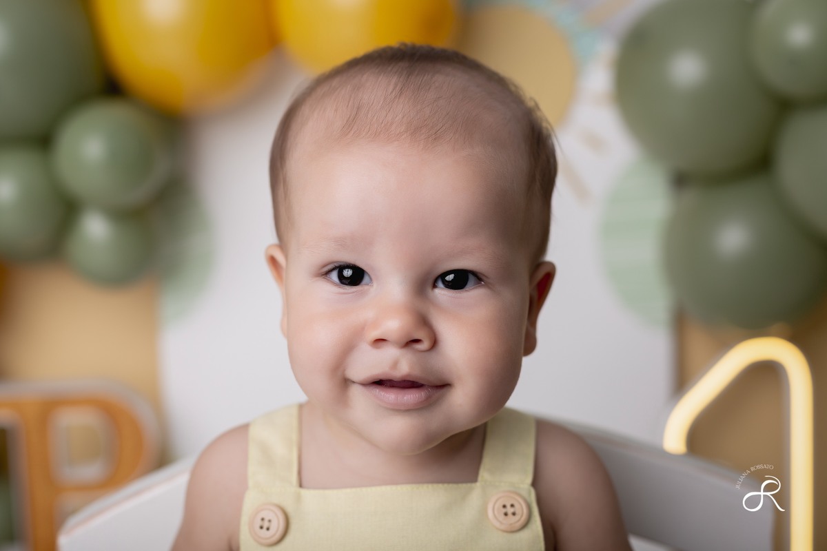 Ensaio smash de 1 ano com bexigas coloridas amarelo e verde, tema 365 dias, 365 voltas ao sol para comemorar seu primeiro aniversário, Zona sul, são paulo, interlagos, jardim umuarama, vila mascote, santo amaro, marajoara, ensaio bolo, ensaio com fruta