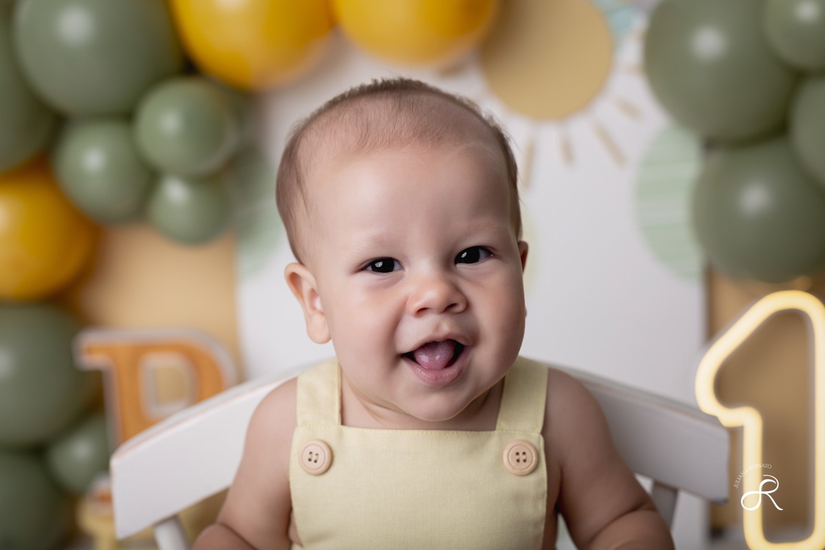 Ensaio smash de 1 ano com bexigas coloridas amarelo e verde, tema 365 dias, 365 voltas ao sol para comemorar seu primeiro aniversário, Zona sul, são paulo, interlagos, jardim umuarama, vila mascote, santo amaro, marajoara, ensaio bolo, ensaio com fruta