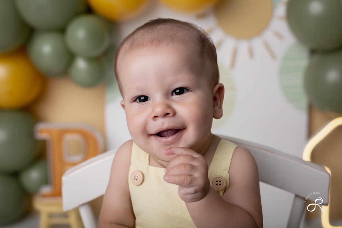 Ensaio smash de 1 ano com bexigas coloridas amarelo e verde, tema 365 dias, 365 voltas ao sol para comemorar seu primeiro aniversário, Zona sul, são paulo, interlagos, jardim umuarama, vila mascote, santo amaro, marajoara, ensaio bolo, ensaio com fruta