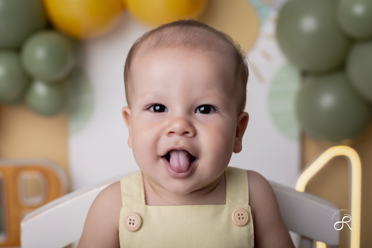 Ensaio smash de 1 ano com bexigas coloridas amarelo e verde, tema 365 dias, 365 voltas ao sol para comemorar seu primeiro aniversário, Zona sul, são paulo, interlagos, jardim umuarama, vila mascote, santo amaro, marajoara, ensaio bolo, ensaio com fruta