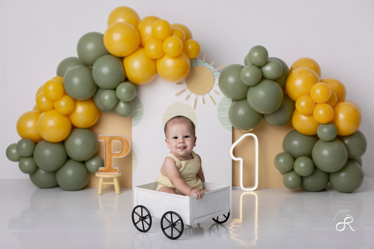 Ensaio smash de 1 ano com bexigas coloridas amarelo e verde, tema 365 dias, 365 voltas ao sol para comemorar seu primeiro aniversário, Zona sul, são paulo, interlagos, jardim umuarama, vila mascote, santo amaro, marajoara, ensaio bolo, ensaio com fruta