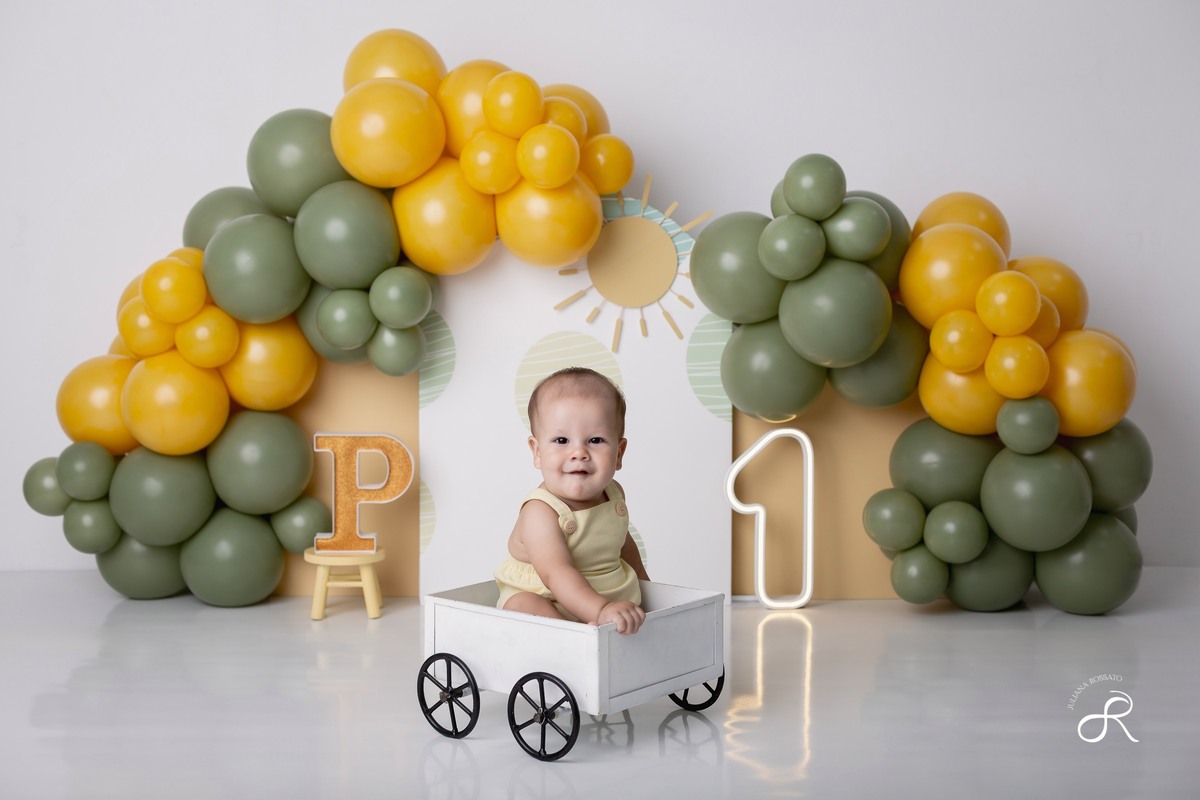 Ensaio smash de 1 ano com bexigas coloridas amarelo e verde, tema 365 dias, 365 voltas ao sol para comemorar seu primeiro aniversário, Zona sul, são paulo, interlagos, jardim umuarama, vila mascote, santo amaro, marajoara, ensaio bolo, ensaio com fruta