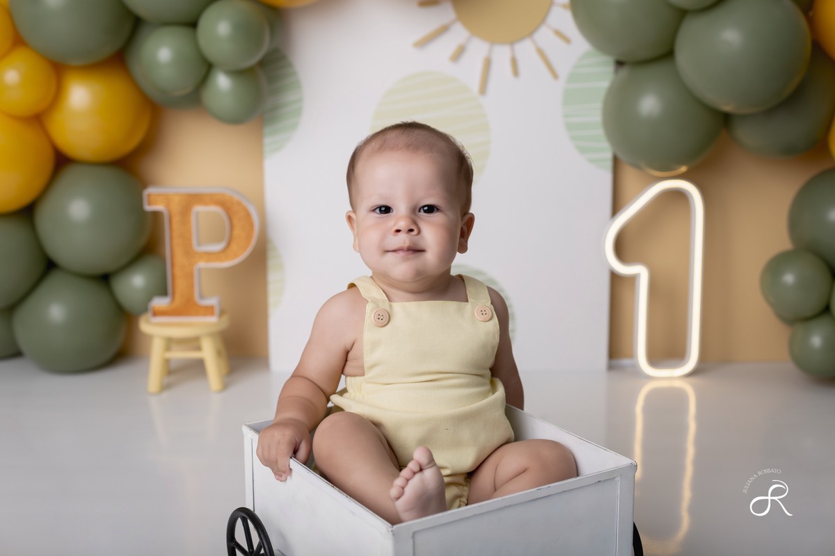 Ensaio smash de 1 ano com bexigas coloridas amarelo e verde, tema 365 dias, 365 voltas ao sol para comemorar seu primeiro aniversário, Zona sul, são paulo, interlagos, jardim umuarama, vila mascote, santo amaro, marajoara, ensaio bolo, ensaio com fruta