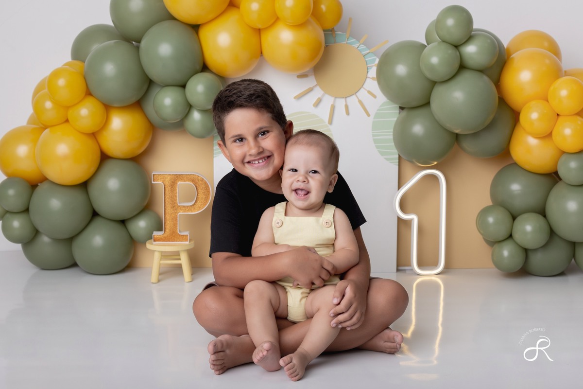 Ensaio smash de 1 ano com bexigas coloridas amarelo e verde, tema 365 dias, 365 voltas ao sol para comemorar seu primeiro aniversário, Zona sul, são paulo, interlagos, jardim umuarama, vila mascote, santo amaro, marajoara, ensaio bolo, ensaio com fruta