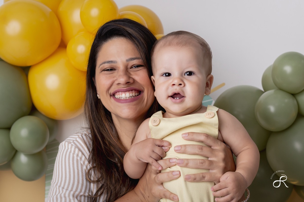 Ensaio smash de 1 ano com bexigas coloridas amarelo e verde, tema 365 dias, 365 voltas ao sol para comemorar seu primeiro aniversário, Zona sul, são paulo, interlagos, jardim umuarama, vila mascote, santo amaro, marajoara, ensaio bolo, ensaio com fruta