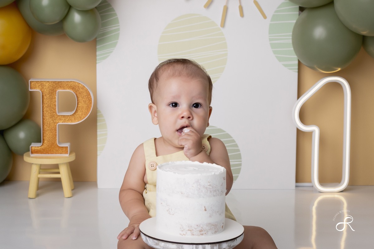 Ensaio smash de 1 ano com bexigas coloridas amarelo e verde, tema 365 dias, 365 voltas ao sol para comemorar seu primeiro aniversário, Zona sul, são paulo, interlagos, jardim umuarama, vila mascote, santo amaro, marajoara, ensaio bolo, ensaio com fruta