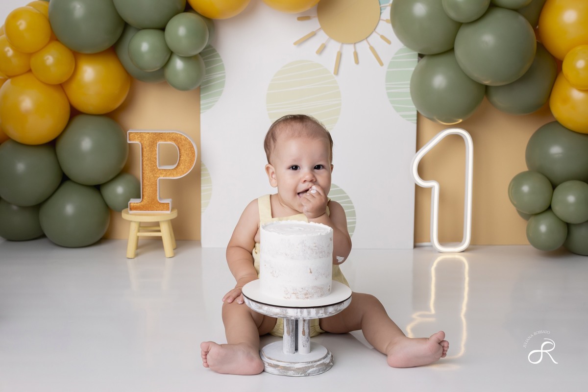 Ensaio smash de 1 ano com bexigas coloridas amarelo e verde, tema 365 dias, 365 voltas ao sol para comemorar seu primeiro aniversário, Zona sul, são paulo, interlagos, jardim umuarama, vila mascote, santo amaro, marajoara, ensaio bolo, ensaio com fruta