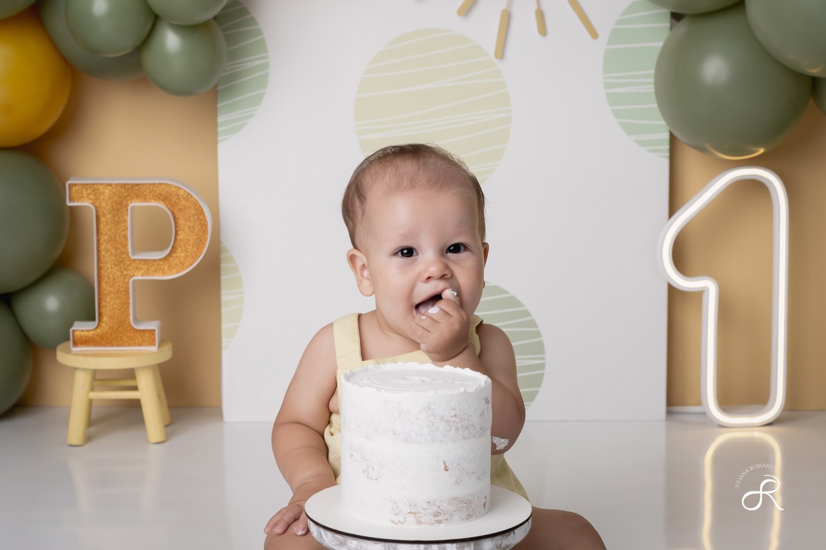 Ensaio smash de 1 ano com bexigas coloridas amarelo e verde, tema 365 dias, 365 voltas ao sol para comemorar seu primeiro aniversário, Zona sul, são paulo, interlagos, jardim umuarama, vila mascote, santo amaro, marajoara, ensaio bolo, ensaio com fruta