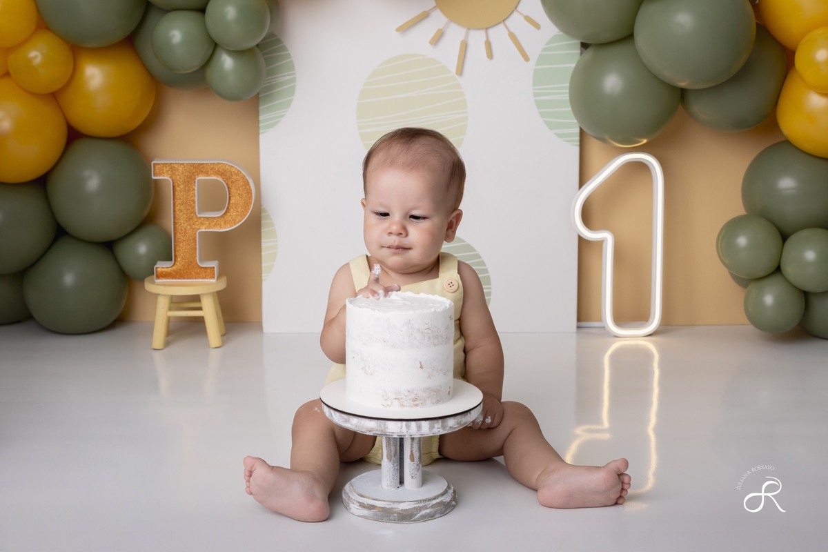 Ensaio smash de 1 ano com bexigas coloridas amarelo e verde, tema 365 dias, 365 voltas ao sol para comemorar seu primeiro aniversário, Zona sul, são paulo, interlagos, jardim umuarama, vila mascote, santo amaro, marajoara, ensaio bolo, ensaio com fruta