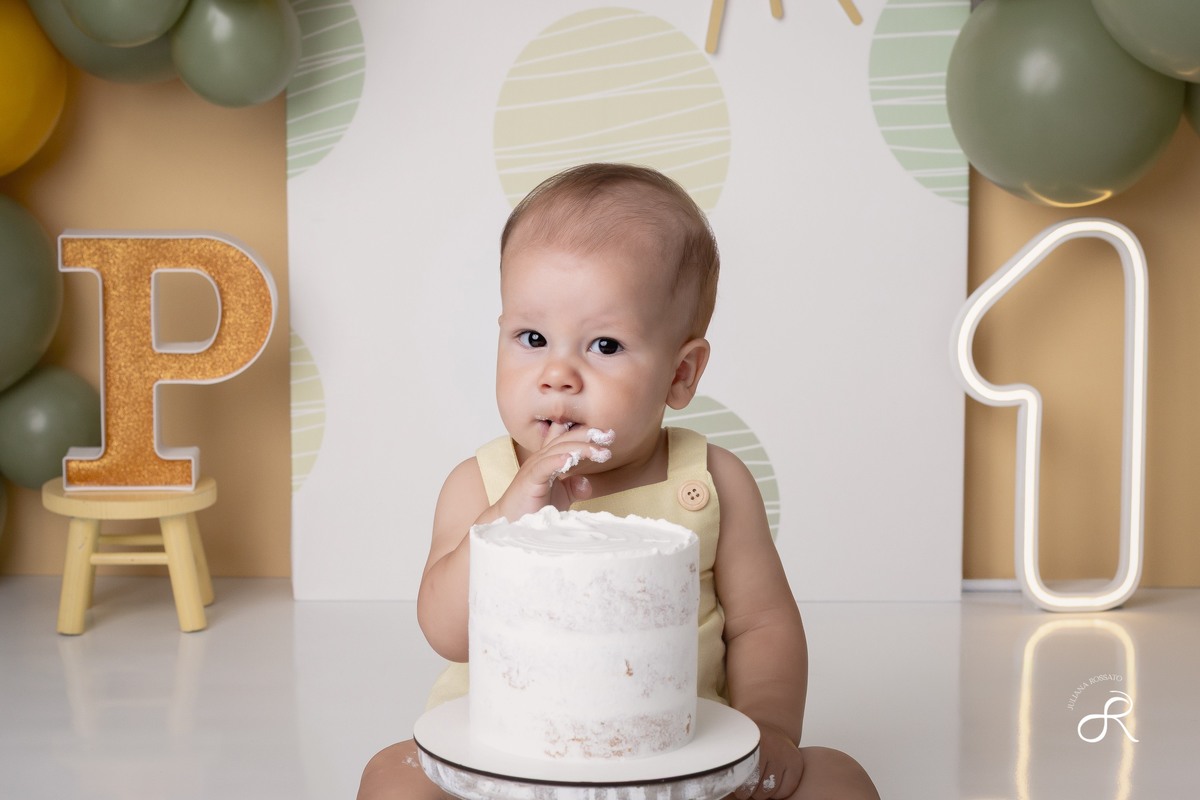 Ensaio smash de 1 ano com bexigas coloridas amarelo e verde, tema 365 dias, 365 voltas ao sol para comemorar seu primeiro aniversário, Zona sul, são paulo, interlagos, jardim umuarama, vila mascote, santo amaro, marajoara, ensaio bolo, ensaio com fruta