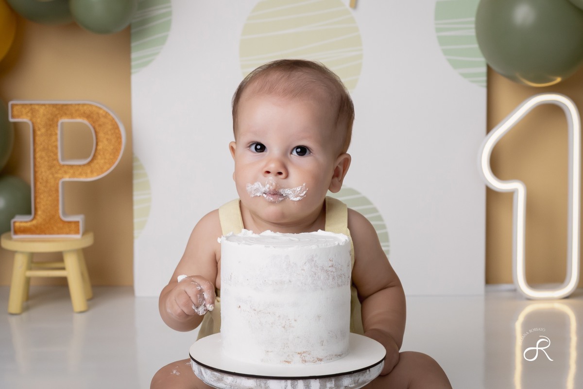 Ensaio smash de 1 ano com bexigas coloridas amarelo e verde, tema 365 dias, 365 voltas ao sol para comemorar seu primeiro aniversário, Zona sul, são paulo, interlagos, jardim umuarama, vila mascote, santo amaro, marajoara, ensaio bolo, ensaio com fruta
