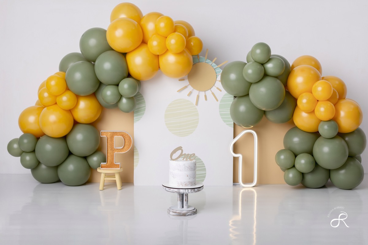 Ensaio smash de 1 ano com bexigas coloridas amarelo e verde, tema 365 dias, 365 voltas ao sol para comemorar seu primeiro aniversário, Zona sul, são paulo, interlagos, jardim umuarama, vila mascote, santo amaro, marajoara, ensaio bolo, ensaio com fruta