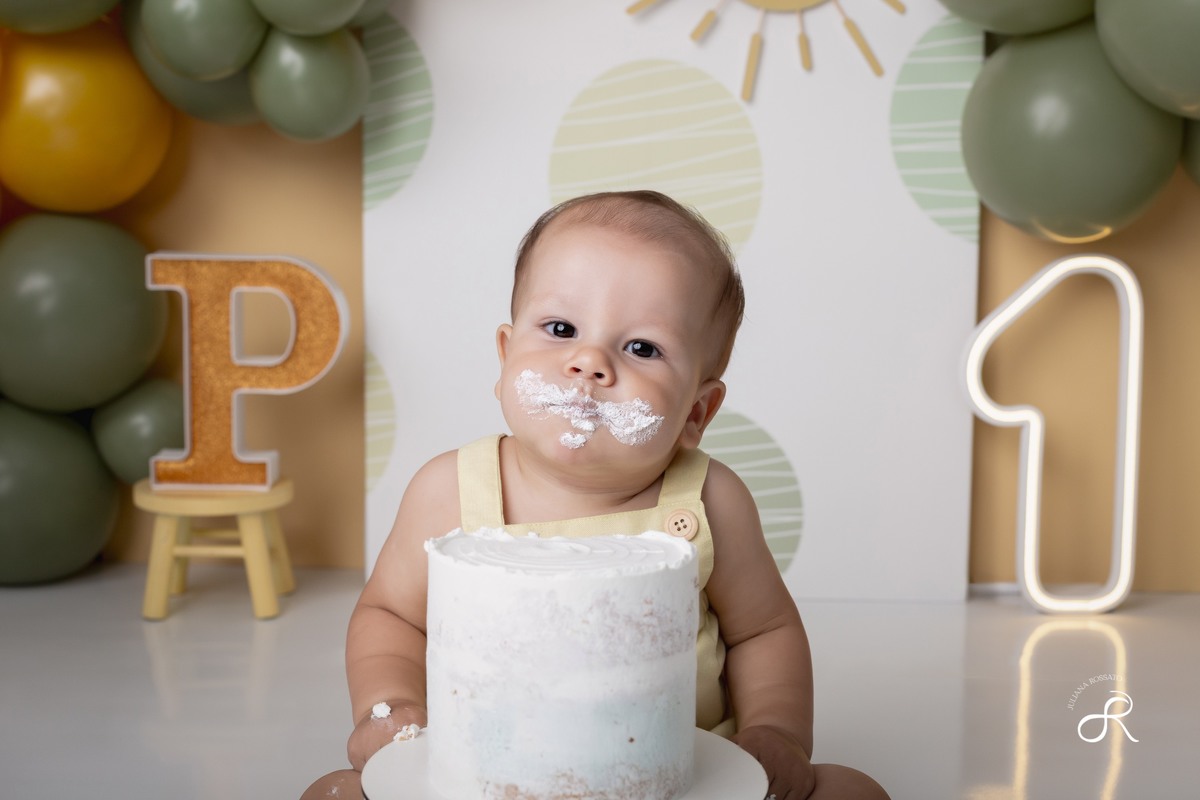 Ensaio smash de 1 ano com bexigas coloridas amarelo e verde, tema 365 dias, 365 voltas ao sol para comemorar seu primeiro aniversário, Zona sul, são paulo, interlagos, jardim umuarama, vila mascote, santo amaro, marajoara, ensaio bolo, ensaio com fruta