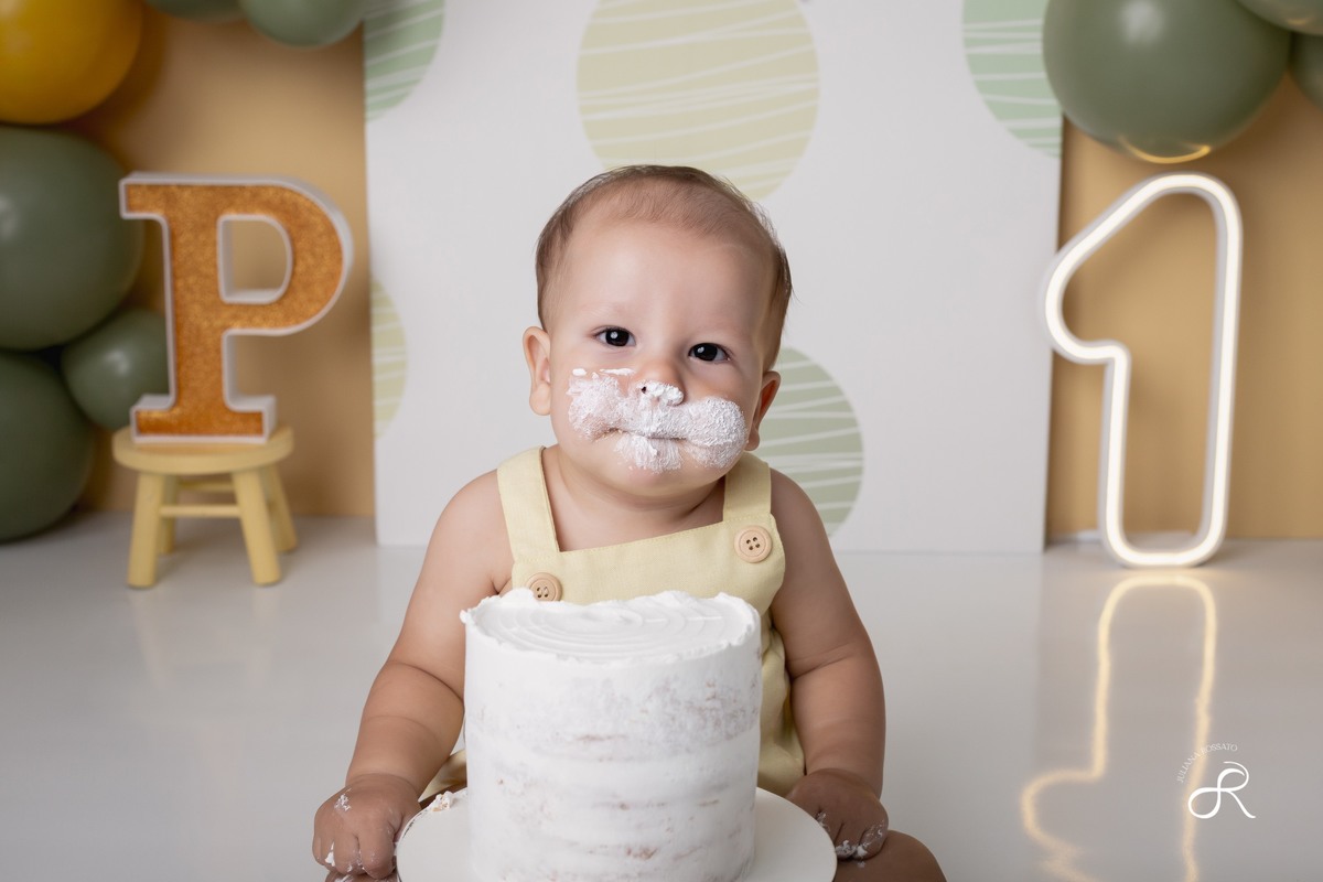 Ensaio smash de 1 ano com bexigas coloridas amarelo e verde, tema 365 dias, 365 voltas ao sol para comemorar seu primeiro aniversário, Zona sul, são paulo, interlagos, jardim umuarama, vila mascote, santo amaro, marajoara, ensaio bolo, ensaio com fruta