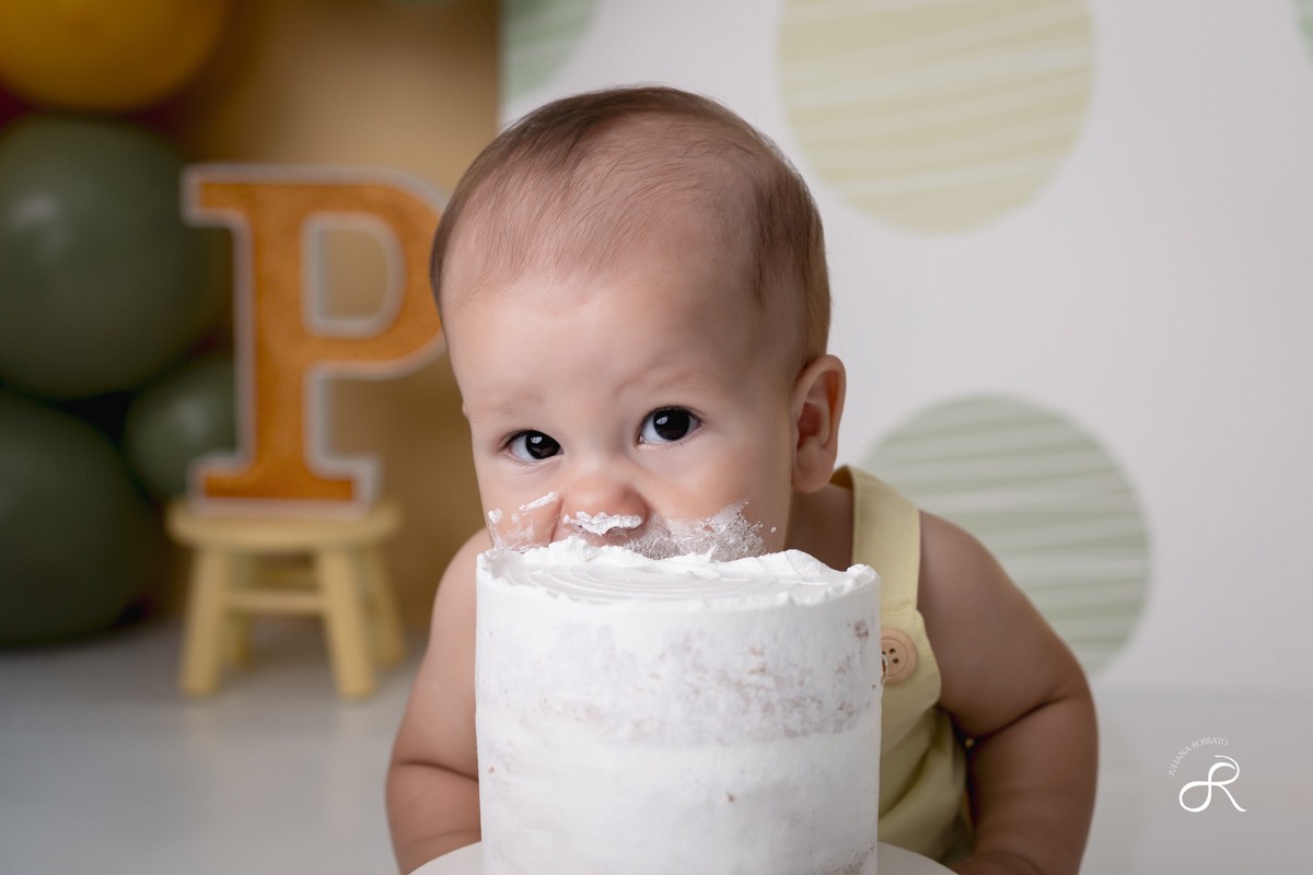 Ensaio smash de 1 ano com bexigas coloridas amarelo e verde, tema 365 dias, 365 voltas ao sol para comemorar seu primeiro aniversário, Zona sul, são paulo, interlagos, jardim umuarama, vila mascote, santo amaro, marajoara, ensaio bolo, ensaio com fruta