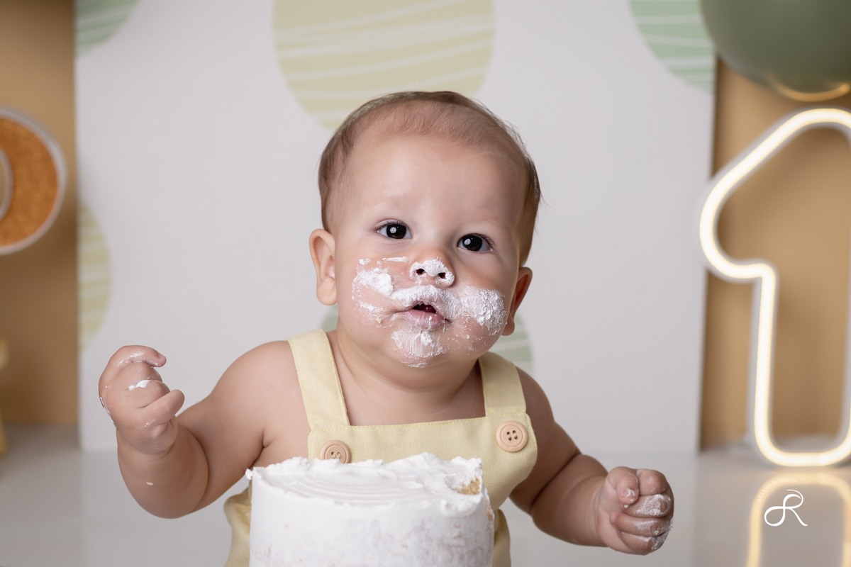 Ensaio smash de 1 ano com bexigas coloridas amarelo e verde, tema 365 dias, 365 voltas ao sol para comemorar seu primeiro aniversário, Zona sul, são paulo, interlagos, jardim umuarama, vila mascote, santo amaro, marajoara, ensaio bolo, ensaio com fruta