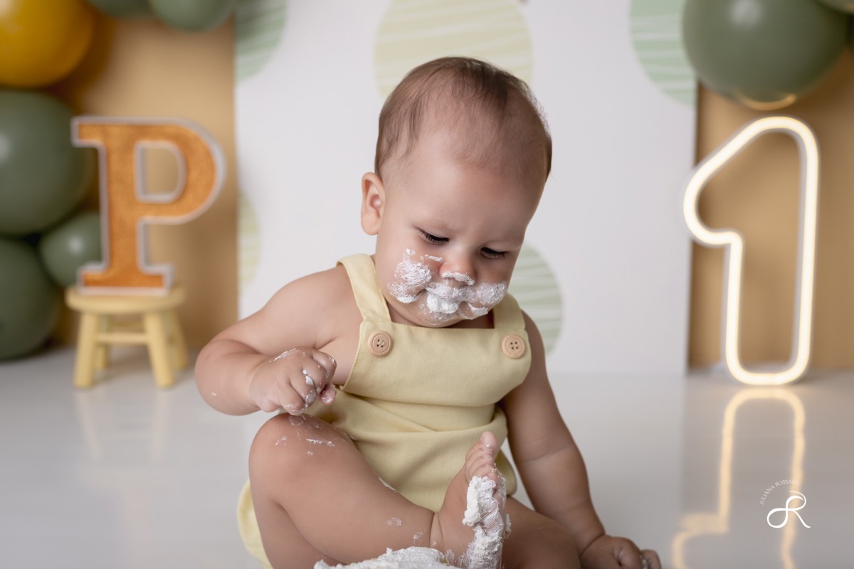 Ensaio smash de 1 ano com bexigas coloridas amarelo e verde, tema 365 dias, 365 voltas ao sol para comemorar seu primeiro aniversário, Zona sul, são paulo, interlagos, jardim umuarama, vila mascote, santo amaro, marajoara, ensaio bolo, ensaio com fruta