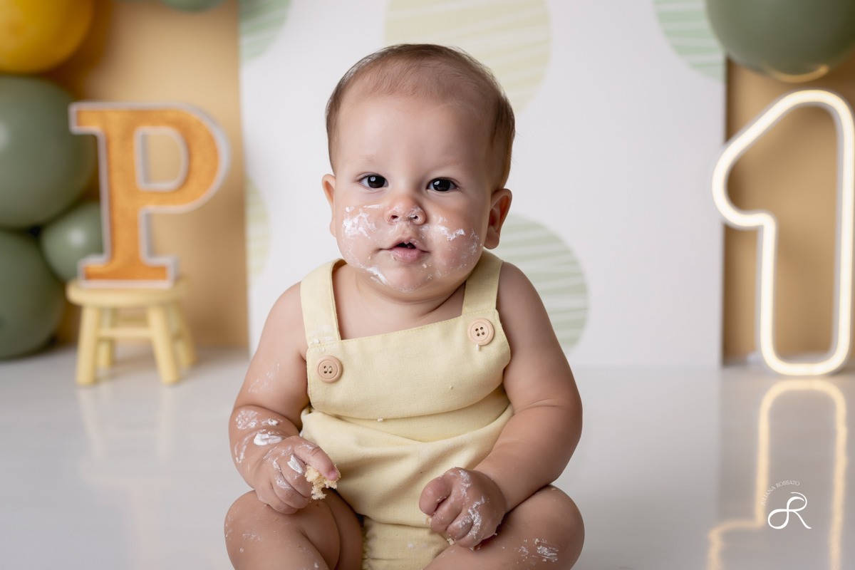 Ensaio smash de 1 ano com bexigas coloridas amarelo e verde, tema 365 dias, 365 voltas ao sol para comemorar seu primeiro aniversário, Zona sul, são paulo, interlagos, jardim umuarama, vila mascote, santo amaro, marajoara, ensaio bolo, ensaio com fruta