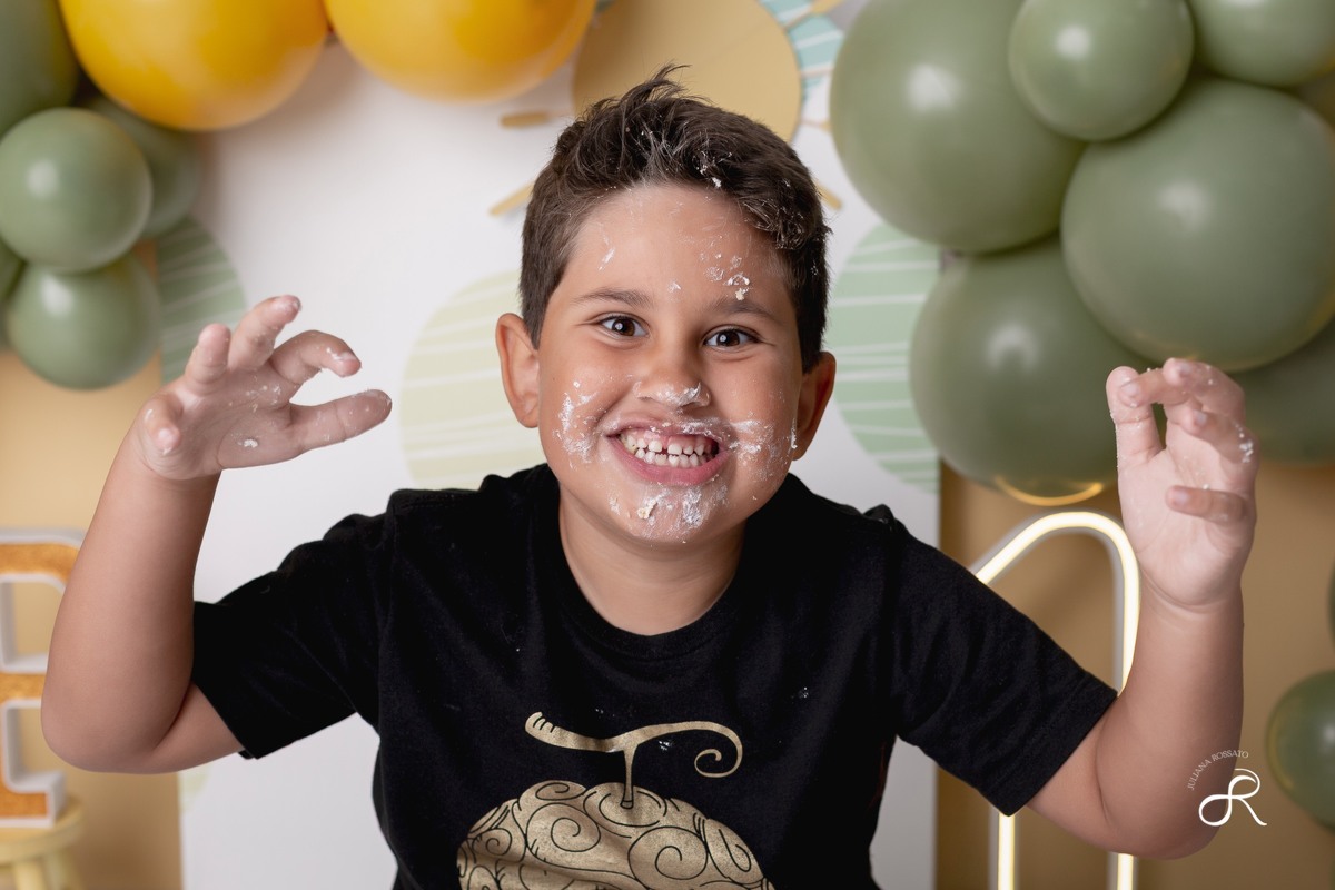 Ensaio smash de 1 ano com bexigas coloridas amarelo e verde, tema 365 dias, 365 voltas ao sol para comemorar seu primeiro aniversário, Zona sul, são paulo, interlagos, jardim umuarama, vila mascote, santo amaro, marajoara, ensaio bolo, ensaio com fruta