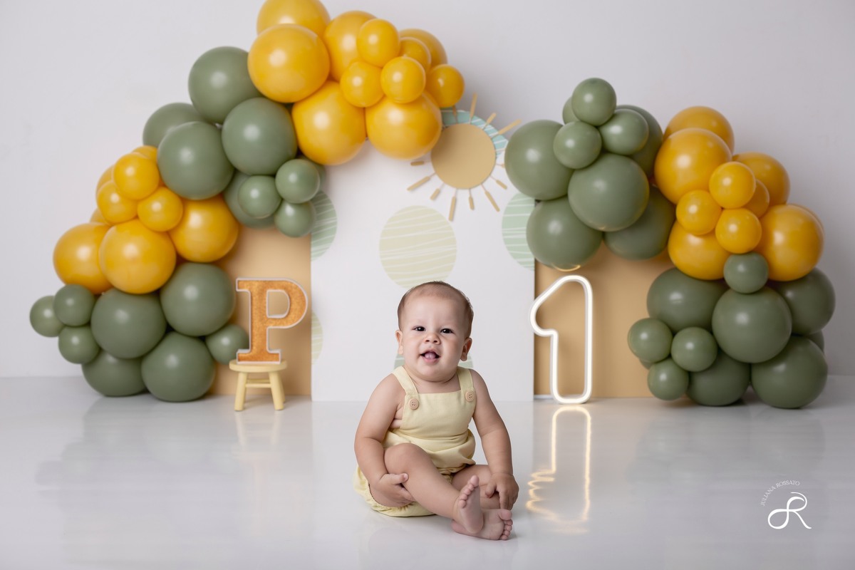 Ensaio smash de 1 ano com bexigas coloridas amarelo e verde, tema 365 dias, 365 voltas ao sol para comemorar seu primeiro aniversário, Zona sul, são paulo, interlagos, jardim umuarama, vila mascote, santo amaro, marajoara, ensaio bolo, ensaio com fruta