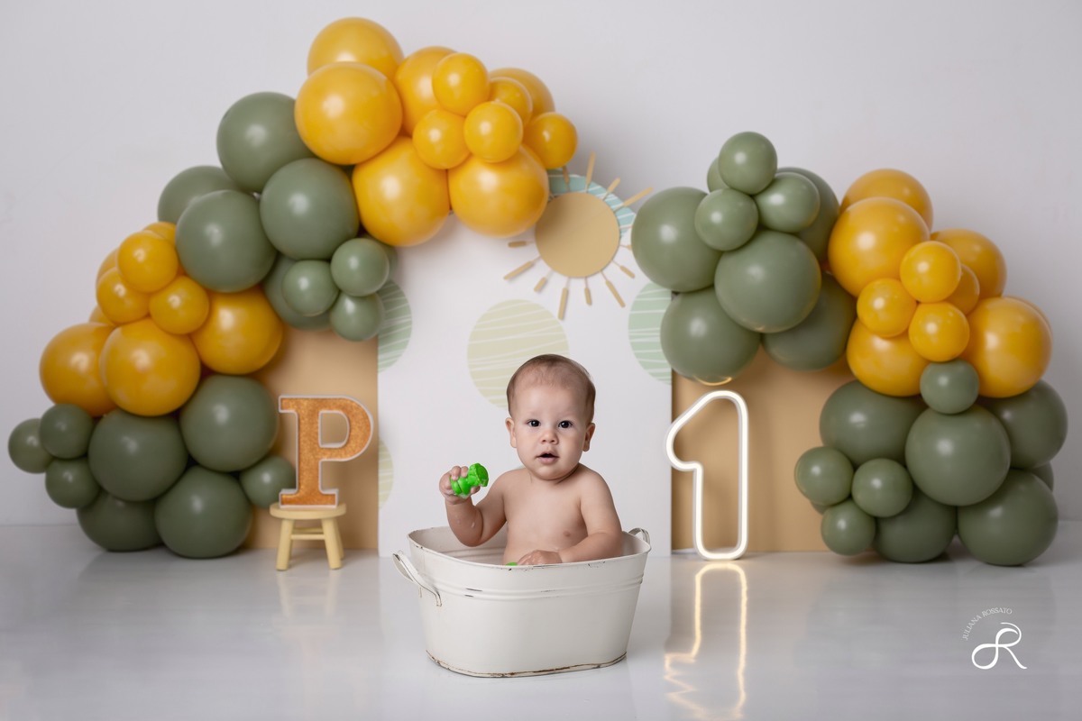 Ensaio smash de 1 ano com bexigas coloridas amarelo e verde, tema 365 dias, 365 voltas ao sol para comemorar seu primeiro aniversário, Zona sul, são paulo, interlagos, jardim umuarama, vila mascote, santo amaro, marajoara, ensaio bolo, ensaio com fruta