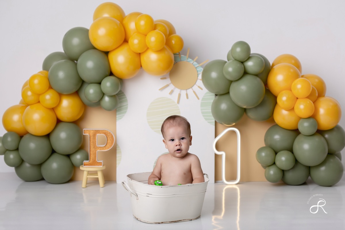 Ensaio smash de 1 ano com bexigas coloridas amarelo e verde, tema 365 dias, 365 voltas ao sol para comemorar seu primeiro aniversário, Zona sul, são paulo, interlagos, jardim umuarama, vila mascote, santo amaro, marajoara, ensaio bolo, ensaio com fruta