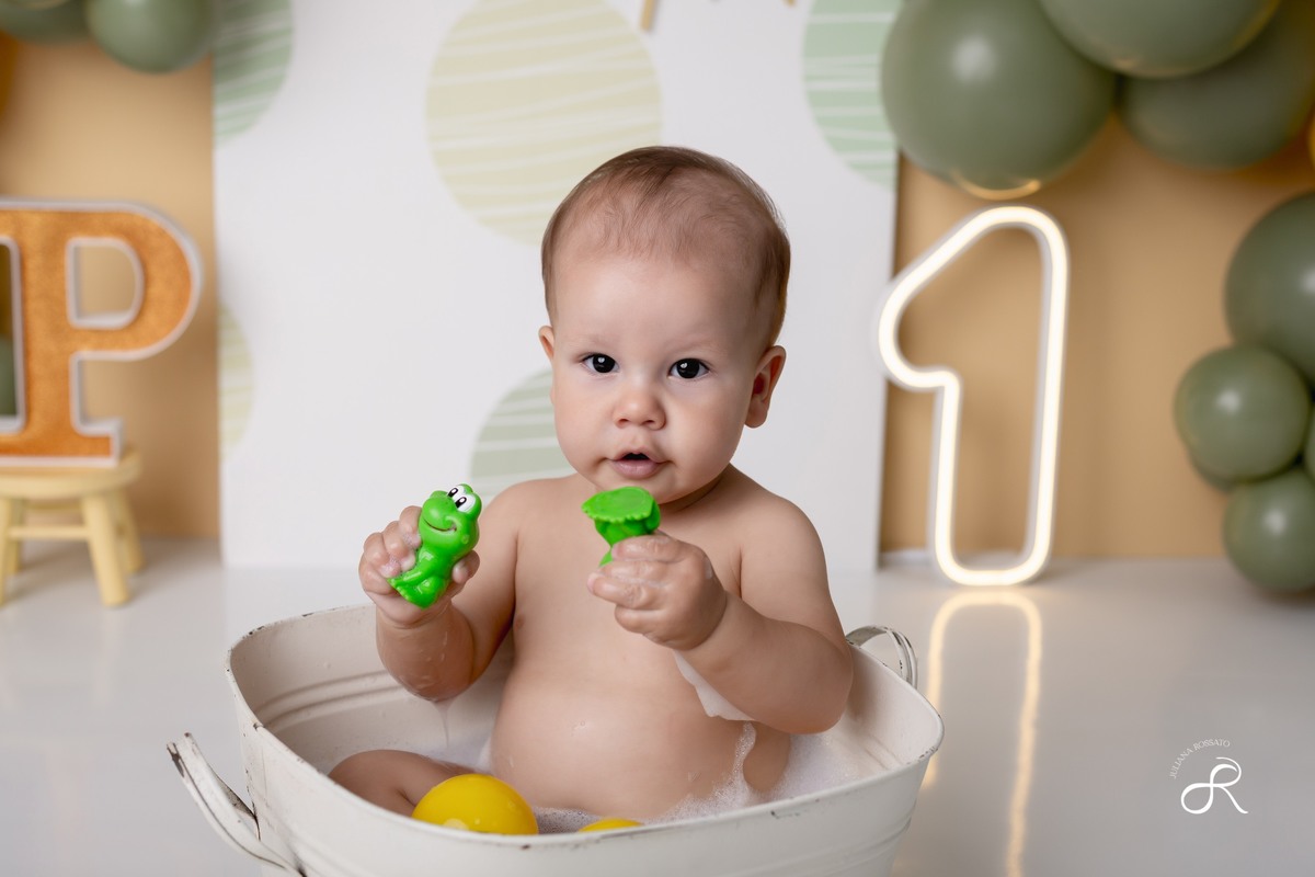 Ensaio smash de 1 ano com bexigas coloridas amarelo e verde, tema 365 dias, 365 voltas ao sol para comemorar seu primeiro aniversário, Zona sul, são paulo, interlagos, jardim umuarama, vila mascote, santo amaro, marajoara, ensaio bolo, ensaio com fruta