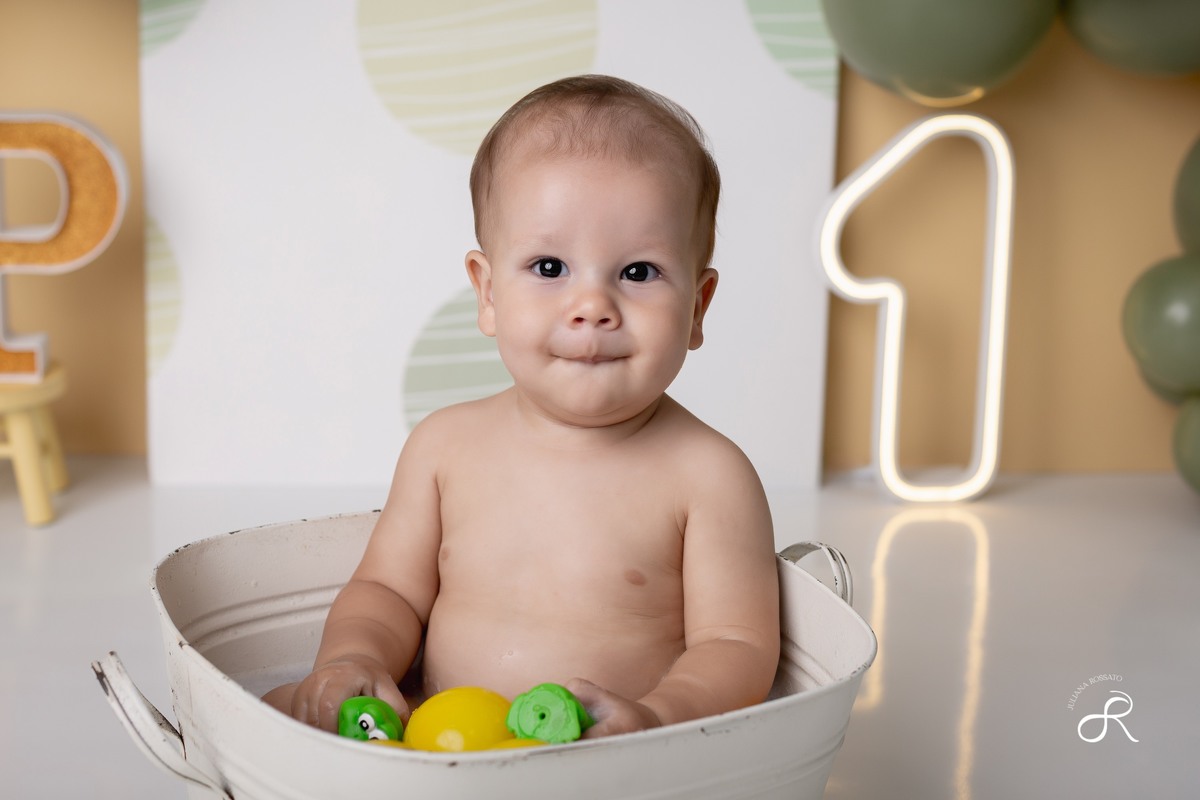 Ensaio smash de 1 ano com bexigas coloridas amarelo e verde, tema 365 dias, 365 voltas ao sol para comemorar seu primeiro aniversário, Zona sul, são paulo, interlagos, jardim umuarama, vila mascote, santo amaro, marajoara, ensaio bolo, ensaio com fruta