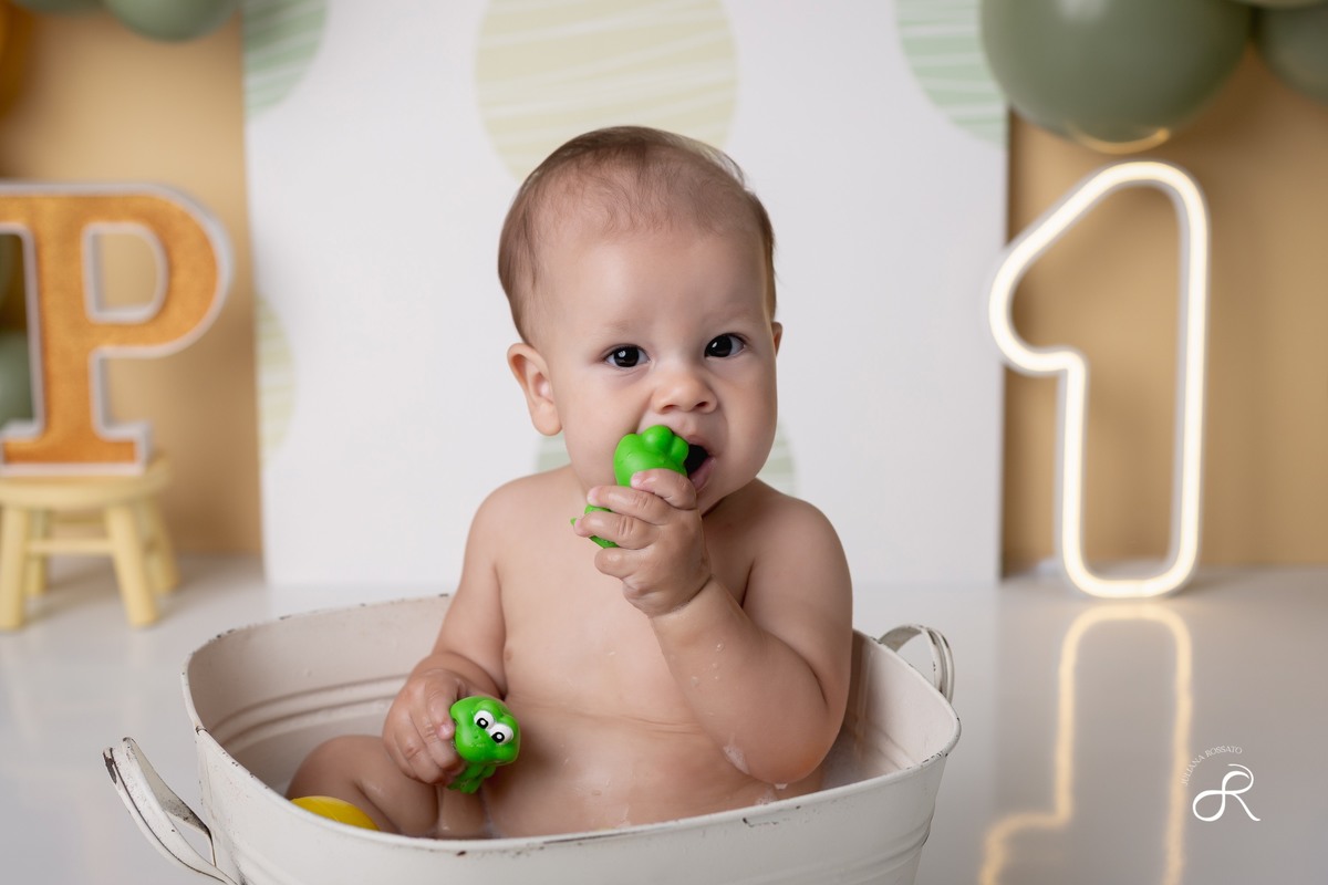 Ensaio smash de 1 ano com bexigas coloridas amarelo e verde, tema 365 dias, 365 voltas ao sol para comemorar seu primeiro aniversário, Zona sul, são paulo, interlagos, jardim umuarama, vila mascote, santo amaro, marajoara, ensaio bolo, ensaio com fruta