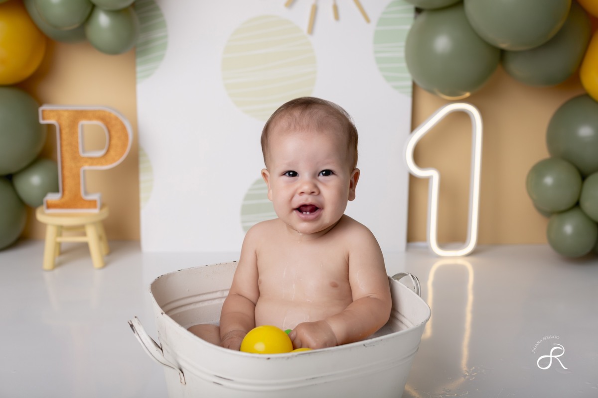 Ensaio smash de 1 ano com bexigas coloridas amarelo e verde, tema 365 dias, 365 voltas ao sol para comemorar seu primeiro aniversário, Zona sul, são paulo, interlagos, jardim umuarama, vila mascote, santo amaro, marajoara, ensaio bolo, ensaio com fruta