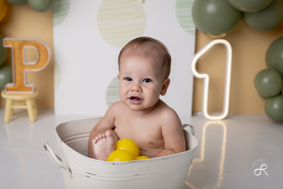 Ensaio smash de 1 ano com bexigas coloridas amarelo e verde, tema 365 dias, 365 voltas ao sol para comemorar seu primeiro aniversário, Zona sul, são paulo, interlagos, jardim umuarama, vila mascote, santo amaro, marajoara, ensaio bolo, ensaio com fruta