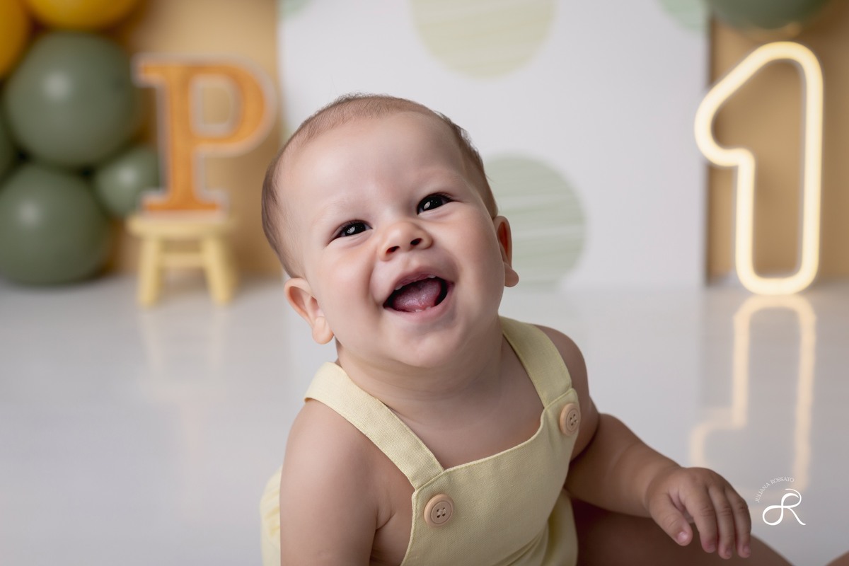 Ensaio smash de 1 ano com bexigas coloridas amarelo e verde, tema 365 dias, 365 voltas ao sol para comemorar seu primeiro aniversário, Zona sul, são paulo, interlagos, jardim umuarama, vila mascote, santo amaro, marajoara, ensaio bolo, ensaio com fruta