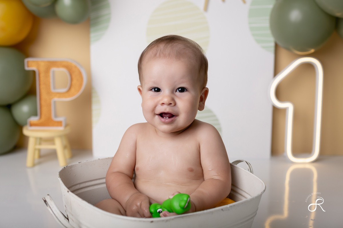 Ensaio smash de 1 ano com bexigas coloridas amarelo e verde, tema 365 dias, 365 voltas ao sol para comemorar seu primeiro aniversário, Zona sul, são paulo, interlagos, jardim umuarama, vila mascote, santo amaro, marajoara, ensaio bolo, ensaio com fruta