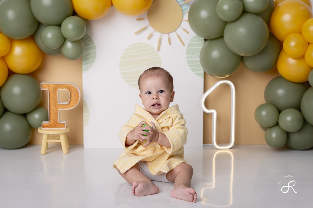 Ensaio smash de 1 ano com bexigas coloridas amarelo e verde, tema 365 dias, 365 voltas ao sol para comemorar seu primeiro aniversário, Zona sul, são paulo, interlagos, jardim umuarama, vila mascote, santo amaro, marajoara, ensaio bolo, ensaio com fruta