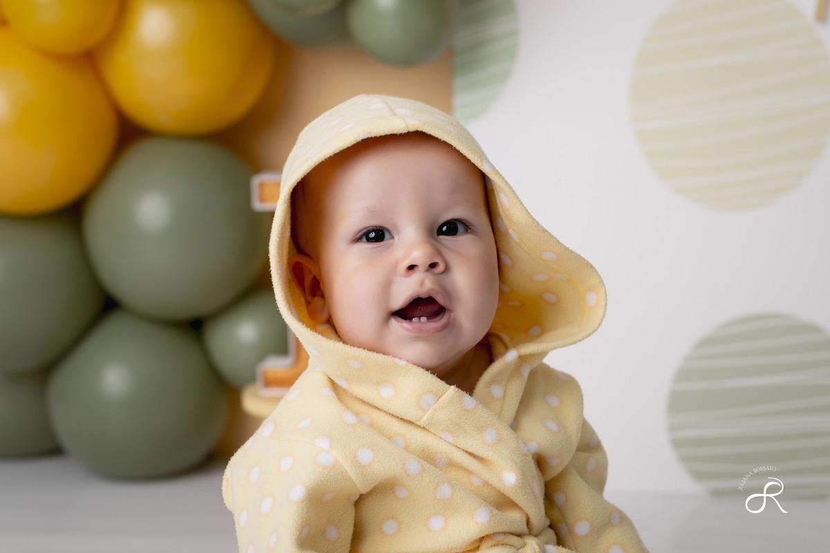 Ensaio smash de 1 ano com bexigas coloridas amarelo e verde, tema 365 dias, 365 voltas ao sol para comemorar seu primeiro aniversário, Zona sul, são paulo, interlagos, jardim umuarama, vila mascote, santo amaro, marajoara, ensaio bolo, ensaio com fruta